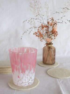 Untersetzter klein wollweiß